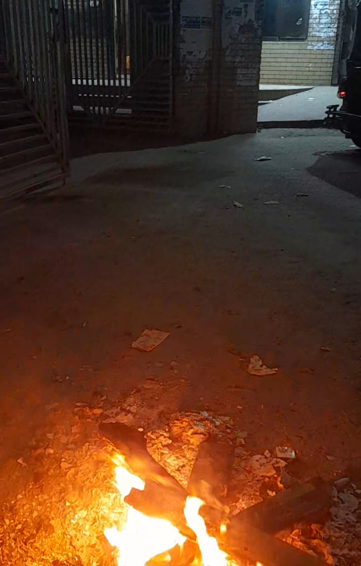 কনকনে শীতে গভীর রাতে আগুন পোহাচ্ছে সম্পাদক ও তার ছেলে