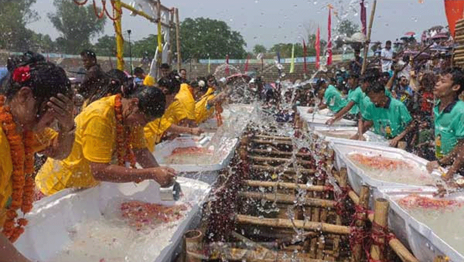 পাহাড়ে জলোৎসব উদযাপন