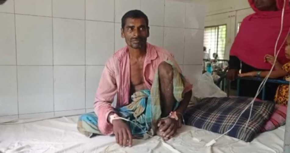 ক্ষেতে কৃষককে কামড়ালো রাসেল ভাইপার, সাপ নিয়েই হাসপাতালে