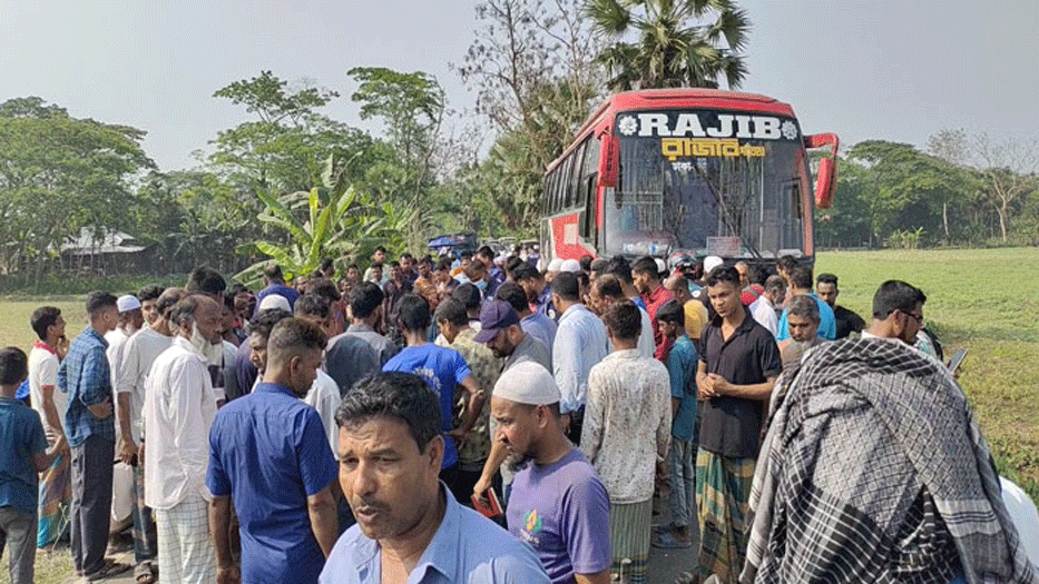 বরগুনায় বাস-মোটরসাইকেল সংঘর্ষে আপন তিন ভাই নিহত