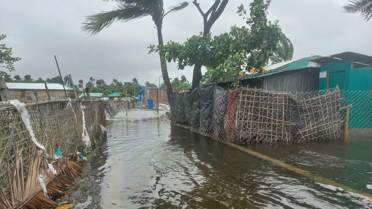 জোয়ারের পানি ঢুকছে লোকালয়ে, আতঙ্কে সেন্টমার্টিনের বাসিন্দারা