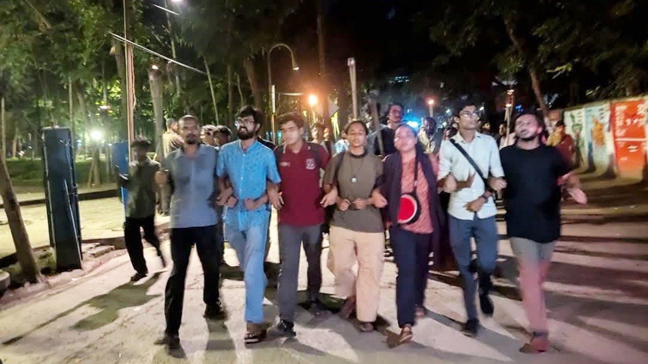 ঢাকা বিশ্ববিদ্যালয়ে মশাল মিছিলে উত্তেজনা