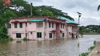 হাতিয়ার সঙ্গে সারাদেশের যোগাযোগ বিচ্ছিন্ন, তলিয়ে গেছে নিঝুমদ্বীপ