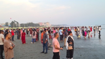 ঈদে কক্সবাজারে পর্যটকের ঢল, উপভোগে সূর্যাস্ত ও সমুদ্রস্নান